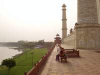 Blick vom Fluß Yamuna zum Taj Mahal