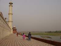 Blick über den Fluß nach Agra